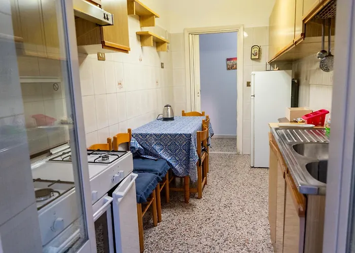Spacious 3 Bedrooms - 2 Bathrooms - Metro C *