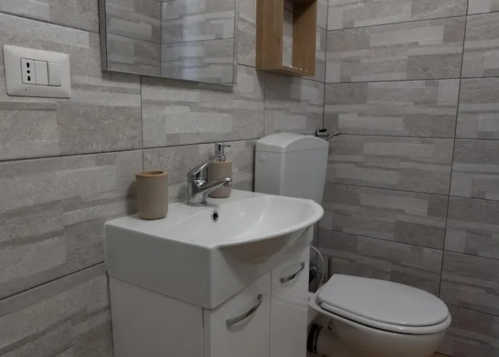 Spacious 3 Bedrooms - 2 Bathrooms - Metro C